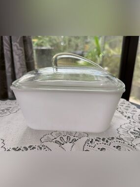 Vintage Glasbake J-805 Milk Glass 1.5 Qt Refrigerator Dish Fin Lid USA